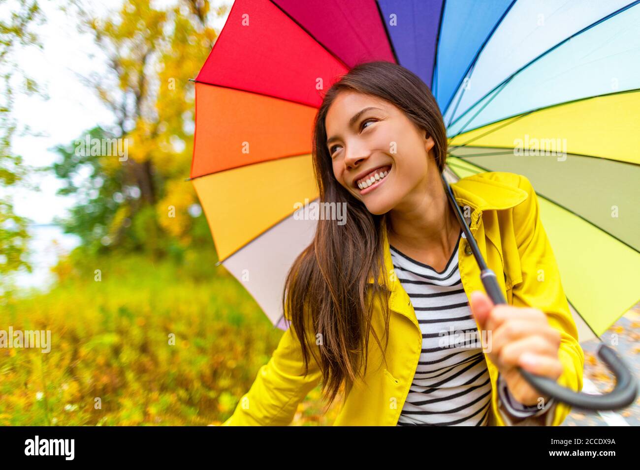 Paraguas Otoño Moda estilo de vida mujer asiática bajo un colorido paraguas  en otoño día lluvioso, chica feliz disfrutando de caminar bajo la lluvia en  el bosque con Fotografía de stock -