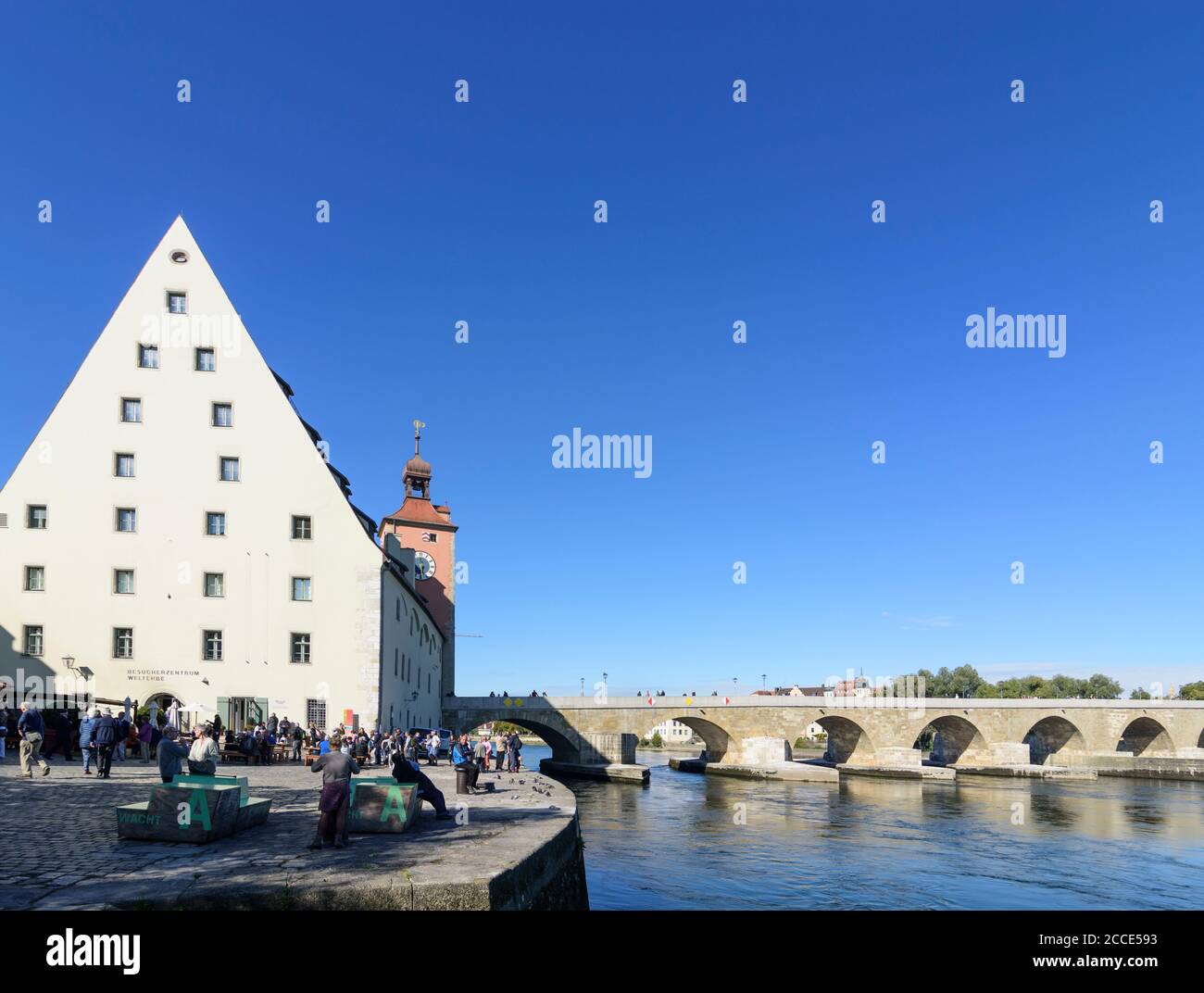 Regensburg, Steinerne Brücke (Puente de Piedra), río Donau (Danubio), torre en el extremo sur del puente, Salzstadel (Salar Store) casa en el Alto Palati Foto de stock