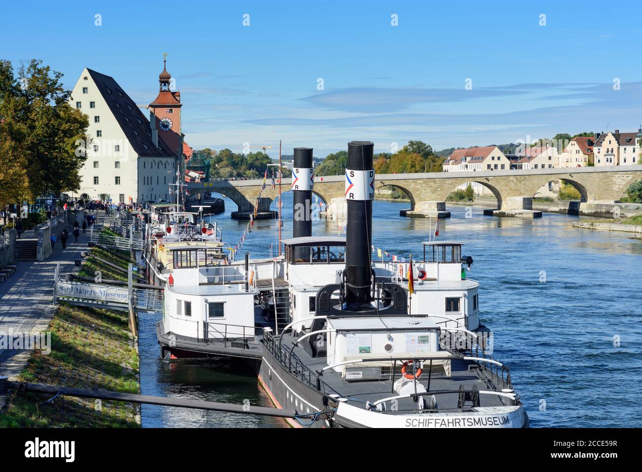 Regensburg, río Donau (Danubio), Steinerne Brücke (Puente de Piedra), barco museo Ruthof / Ersekcsanad en el Alto Palatinado, Baviera, Alemania Foto de stock