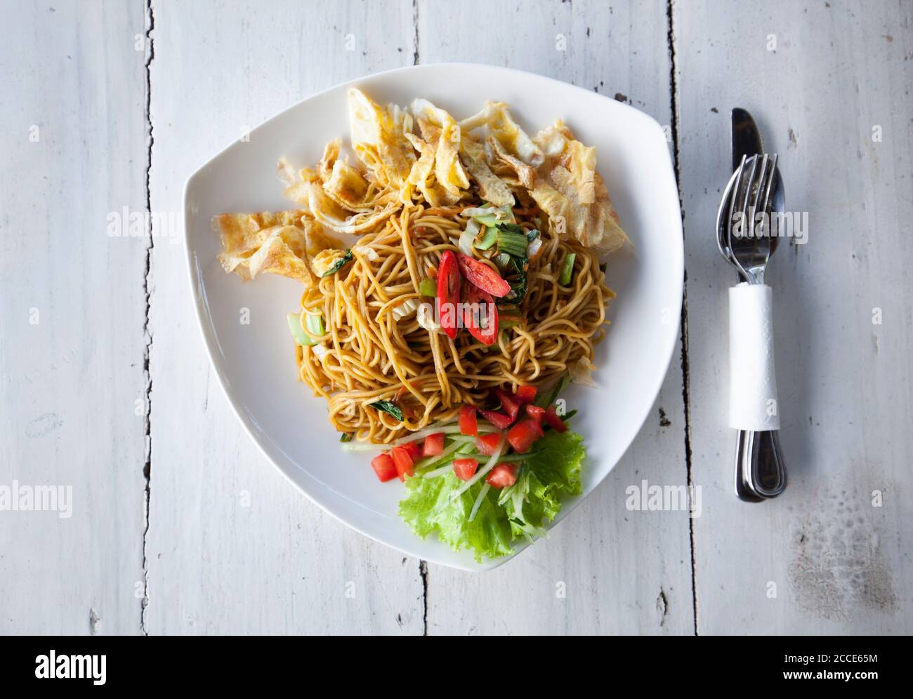 Plato típico, Bami Goreng (fideos fritos Fotografía de stock - Alamy