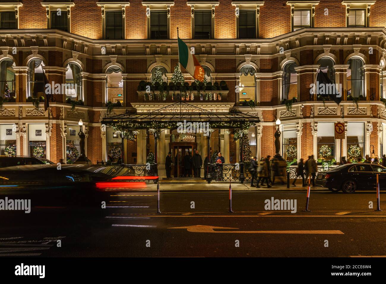 Dublín, Irlanda - 7 de diciembre de 2017: Hotel de cinco estrellas The Shelbourne Dublin, UN hotel renacentista en St. Stephen's Green, Dublín, Irlanda Foto de stock