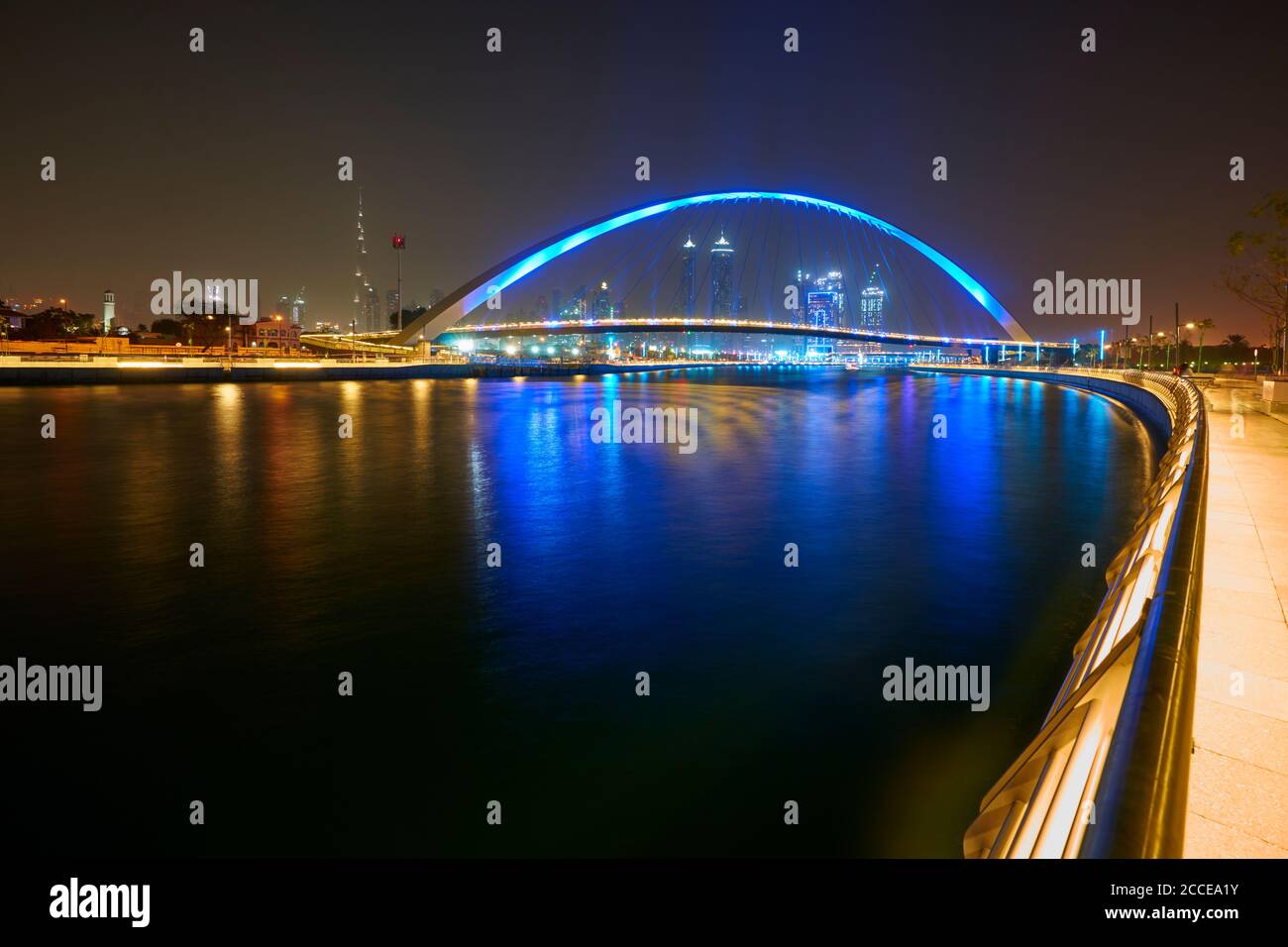 Dubai, Emiratos Árabes Unidos, Emiratos Árabes Unidos, Oriente Medio, África, puente iluminado, puente de tolerancia, puente peatonal, Foto de stock