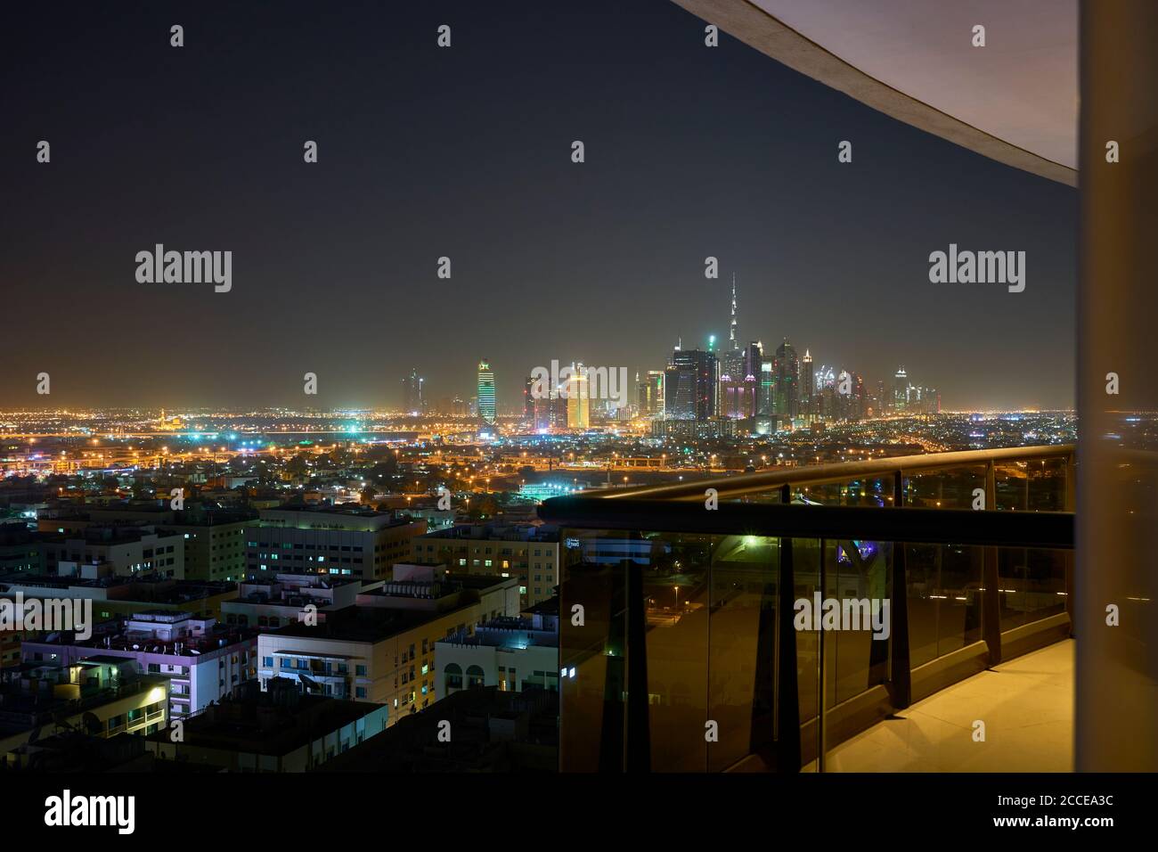 Emiratos Árabes Unidos, EAU, África, Dubai, Centro de la ciudad, CBD, Oriente Medio, paisaje urbano iluminado por la noche, Foto de stock