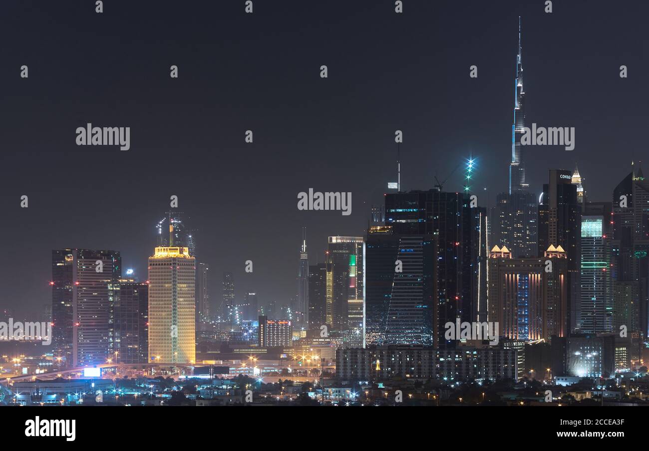 Emiratos Árabes Unidos, EAU, África, Dubai, Centro de la ciudad, CBD, Oriente Medio, paisaje urbano por la noche, Foto de stock