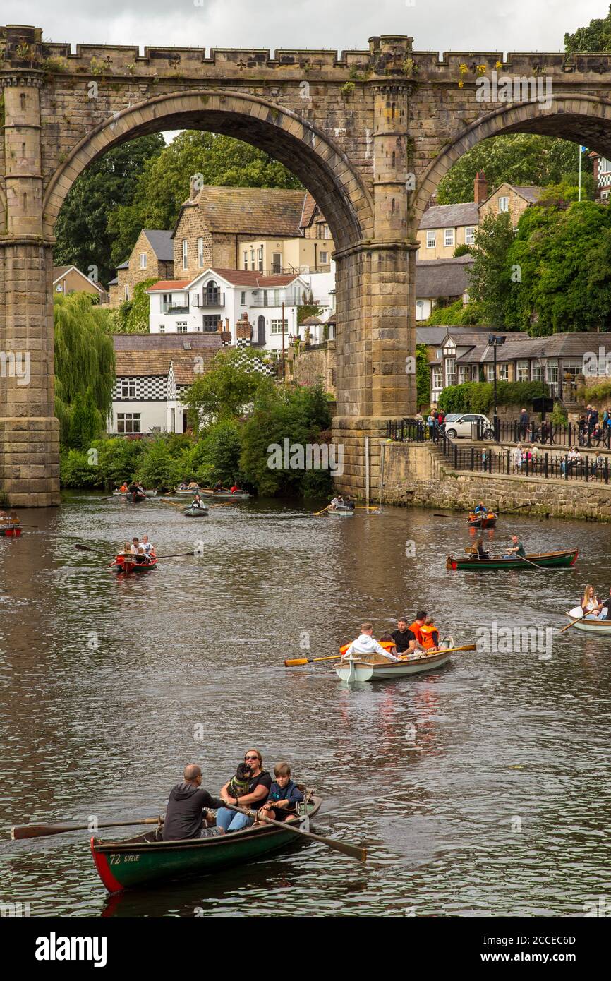 Paseos en bote bajo el viaducto de Knaresborough sobre el río Nidd, Yorkshire, Inglaterra Foto de stock