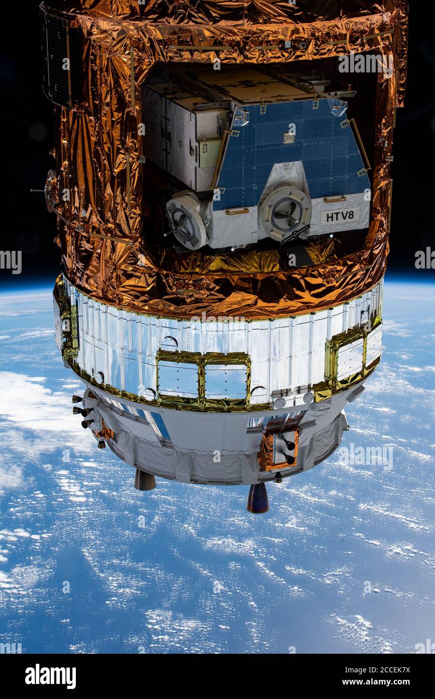 El buque de reabastecimiento H-II del Organismo de exploración Aeroespacial del Japón-9, que contiene el palé HTV-8, que contiene baterías de níquel-hidrógeno antiguas retiradas de la estación durante las pasadas naves espaciales acopladas al módulo Harmony de la Estación Espacial Internacional el 13 de junio de 2020 en órbita terrestre. Foto de stock