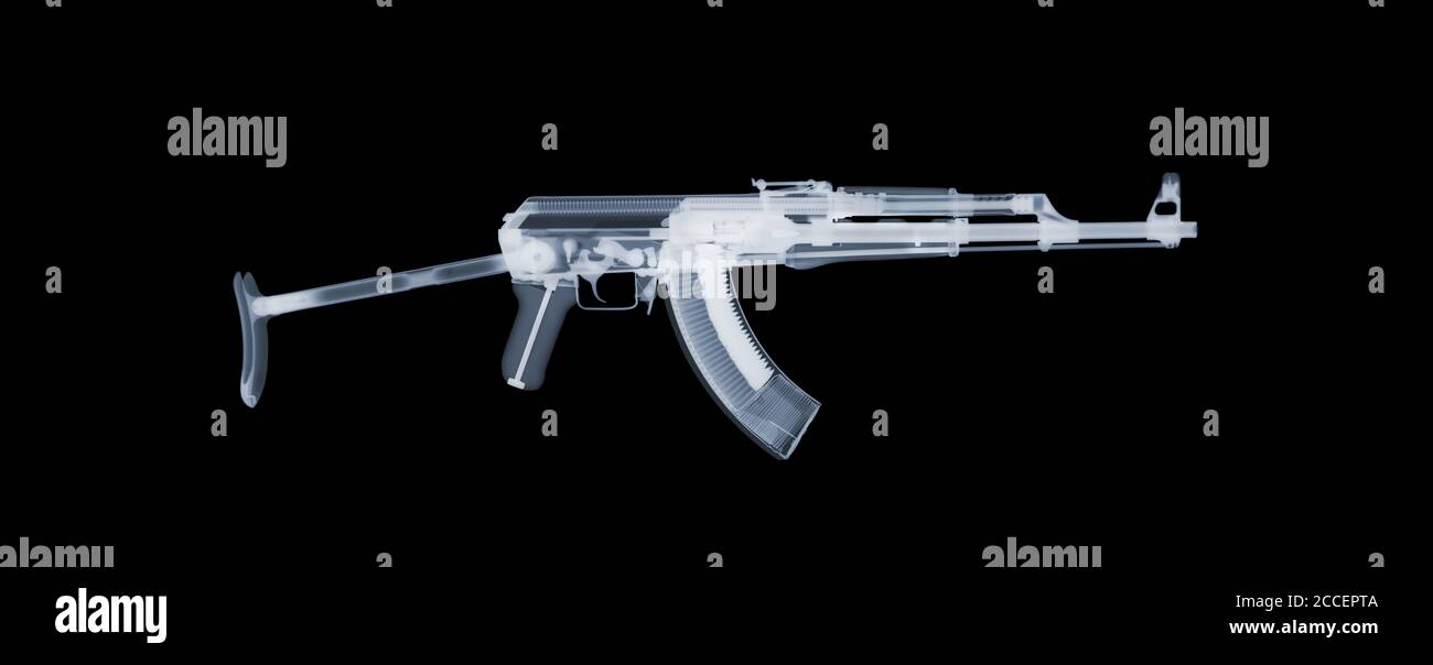 Pistola, rifle de asalto AK47, rayos X. Foto de stock