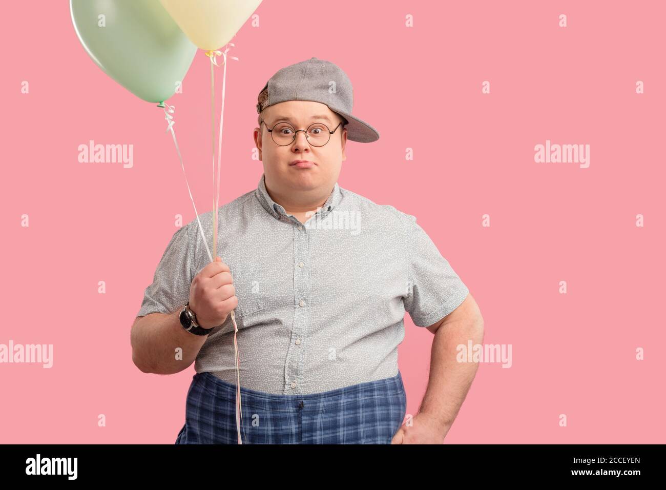 listo-para-celebrar-el-cumpleanos-adulto-adulto-adulto-adulto-tubby-hombre-mira-y-vestido-como-un-nino-posando-con-globos-de-aire-mirando-la-camara-con-ingenuidad-infantil-g-2cceyen.jpg