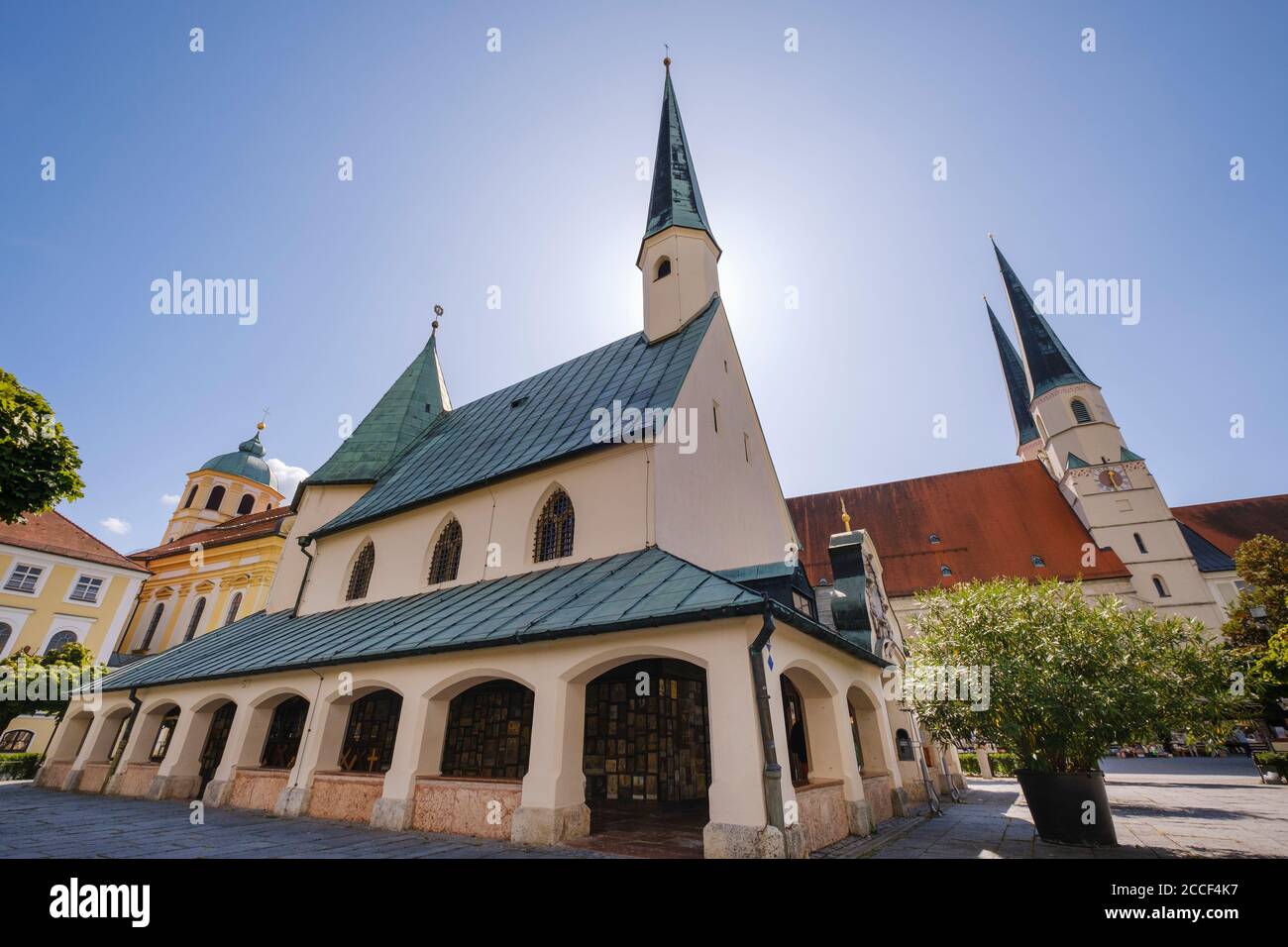 Capilla de la Misericordia y la Iglesia de San Filipo y Jakob, Kapellplatz, Altötting, Alta Baviera, Baviera, Alemania Foto de stock