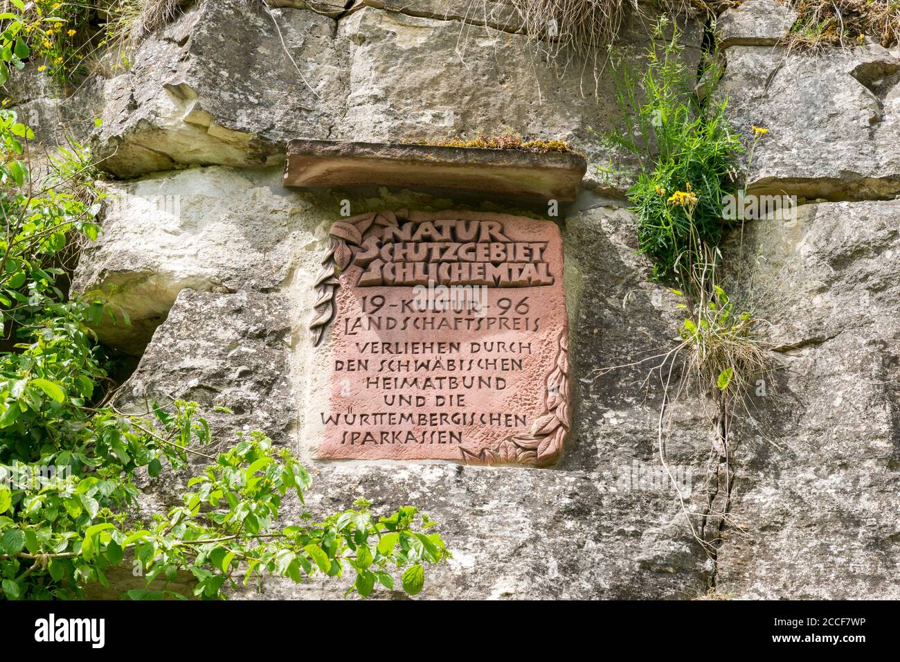 Alemania, Baden-Württemberg, Epfendorf, piedra conmemorativa 'Premio paisaje Cultural' en el valle de Schischem cerca de Butschhof Foto de stock