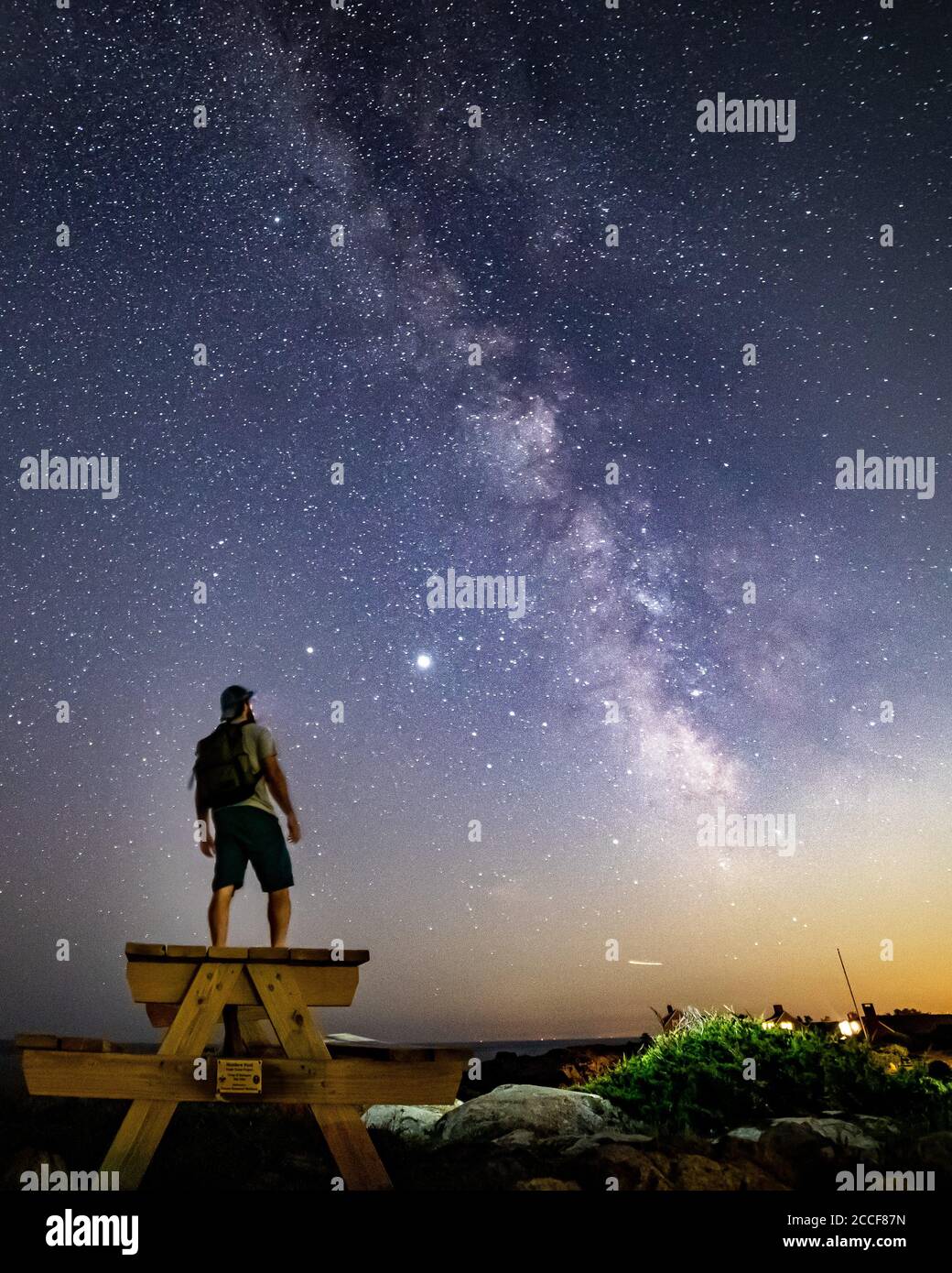 Silueta del hombre mirando las estrellas en una mesa de picnic bajo la  Milkyway Fotografía de stock - Alamy