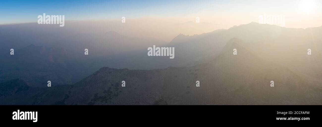 Sunrise saluda los picos de alta elevación en las montañas de Sierra Nevada. Estas hermosas montañas de granito corren a lo largo del borde este de California. Foto de stock