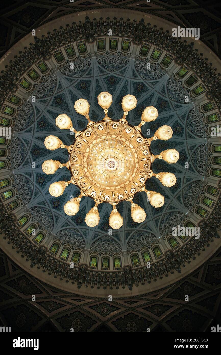 Omán, Gran Mezquita del Sultán Qaboos, araña de luces Foto de stock