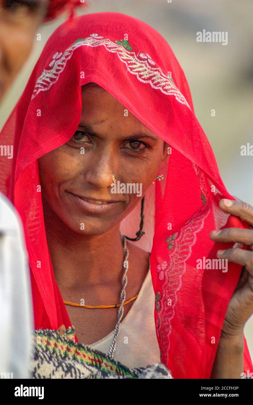 Retrato de una mujer Rajasthani que asiste a la feria de camellos en Pushkar, Rajastán, India Foto de stock