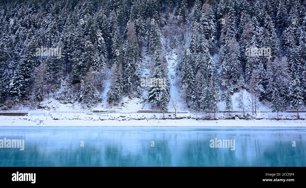 El hermoso lago de Auronzo congelado por el frío invierno Fotografía de  stock - Alamy