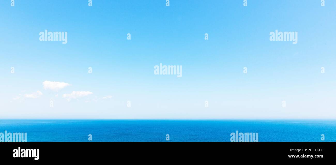 Horizonte sobre el agua con cielo azul Foto de stock