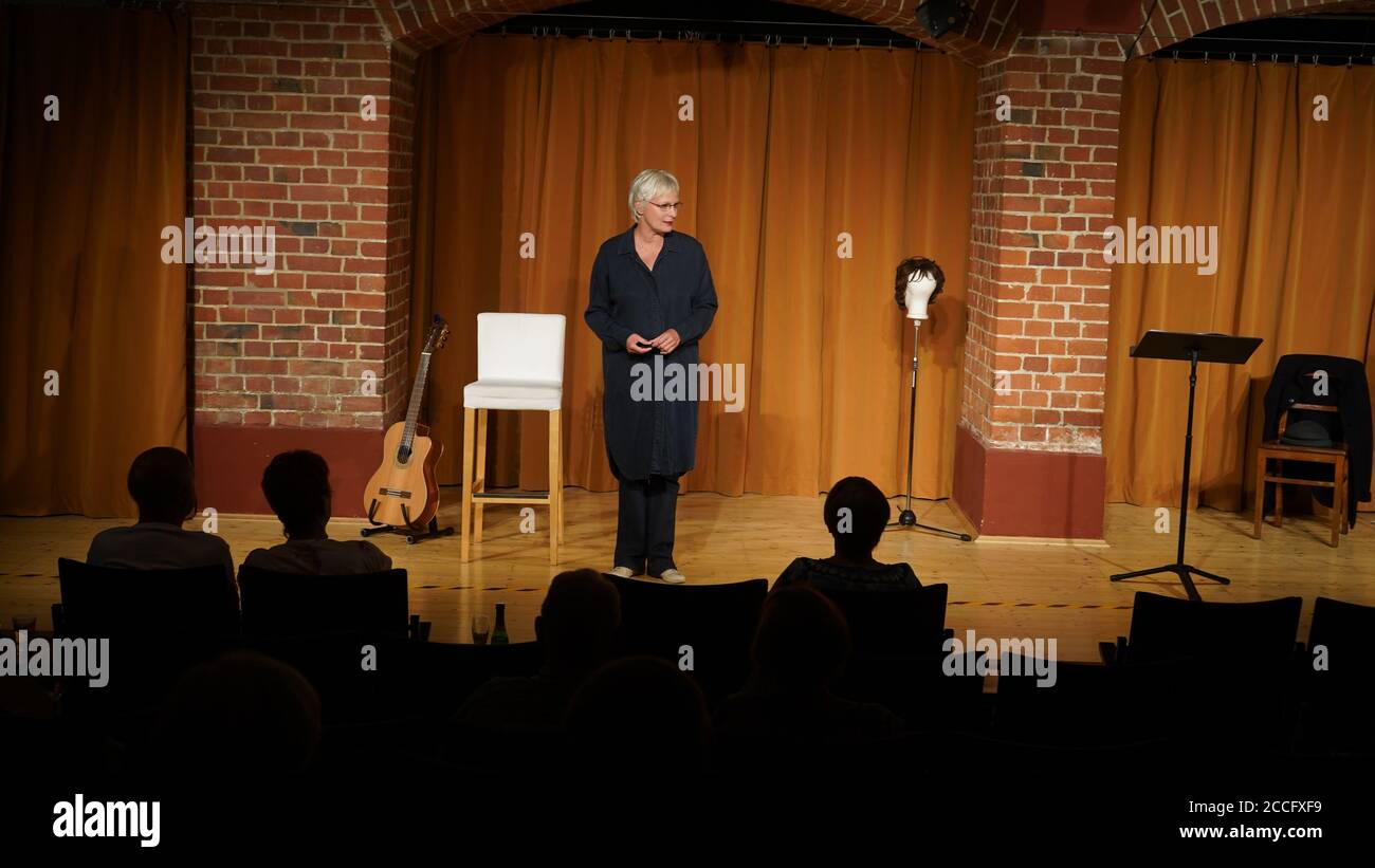 Ellen Schaller in dem Bühnenstück 'Natürlich Hat Gott Humor' in Das Chemnitzer Kabarett in Chemnitz 22.8.2020; Foto de stock