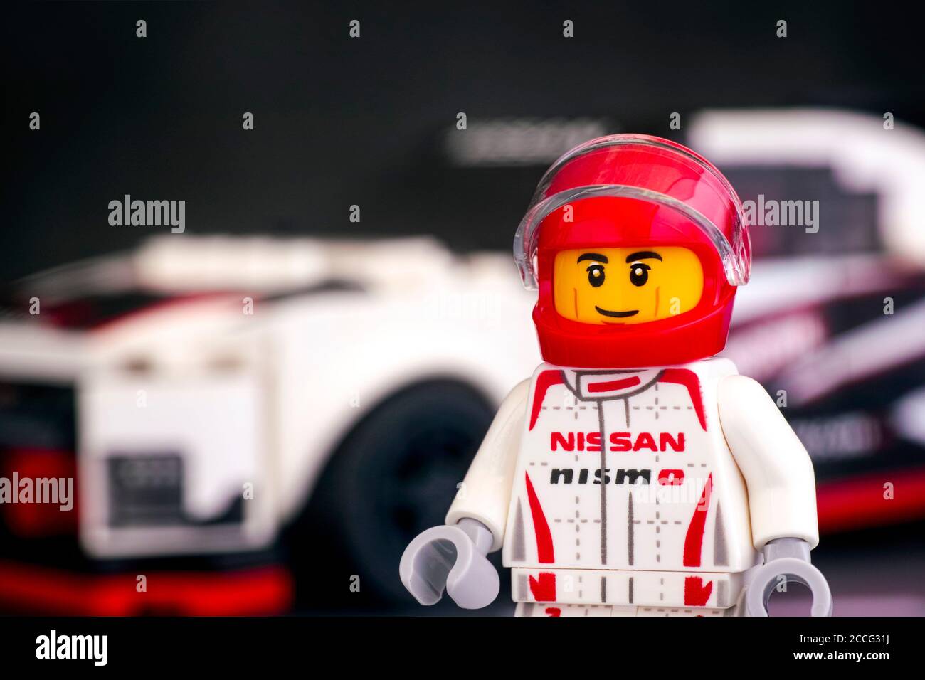 Tambov, Federación Rusa - 25 de junio de 2020 Lego Nissan GT-R NISMO  conductor minifigure contra su coche por LEGO Speed Champions. Primer plano  Fotografía de stock - Alamy