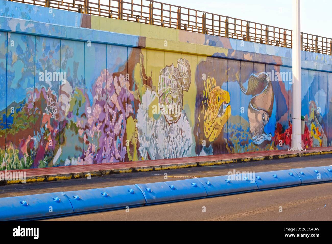 Muro del puerto con pinturas de animales marinos más grandes que la vida, los Cristianos, Tenerife, Islas Canarias, España Foto de stock