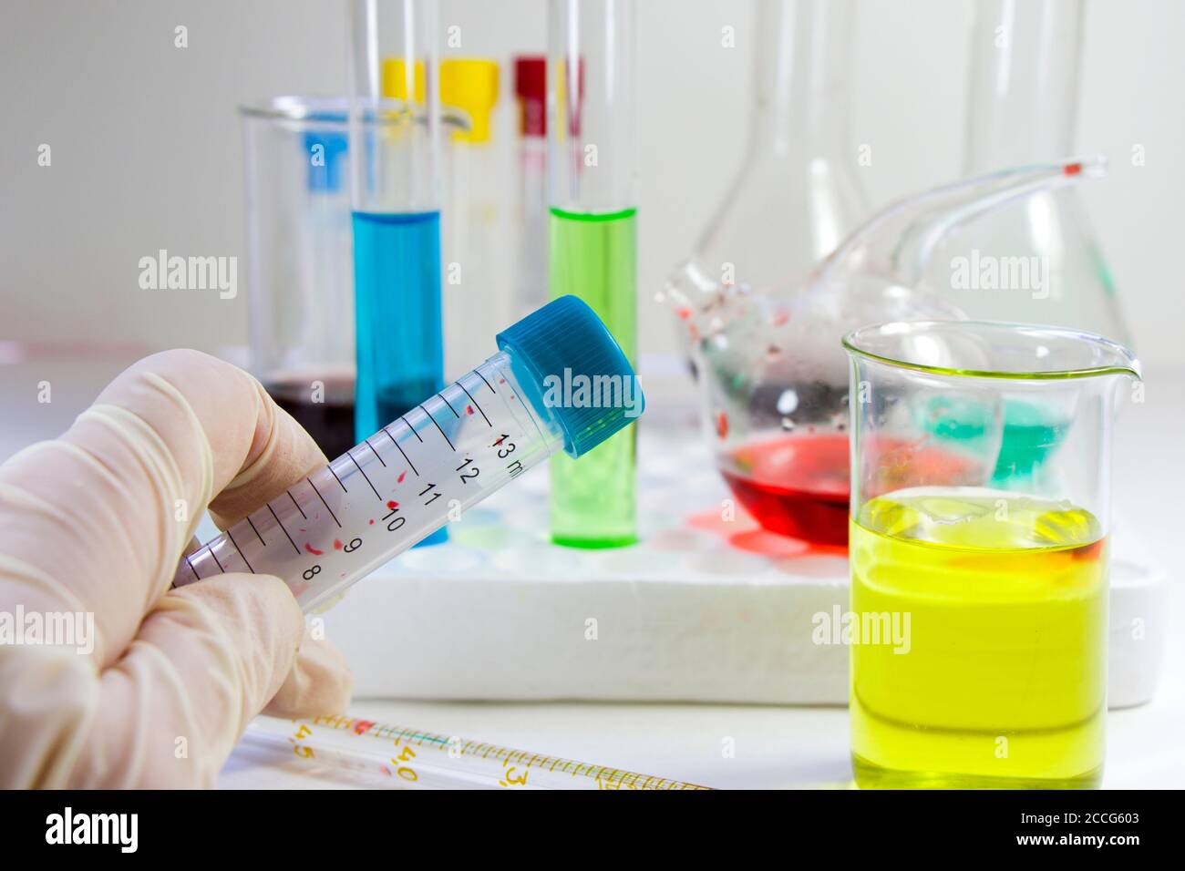 Muestra de tubo de análisis de sangre sin nombre, espacio vacío para texto,  fondo de laboratorio, pasta de copia Fotografía de stock - Alamy