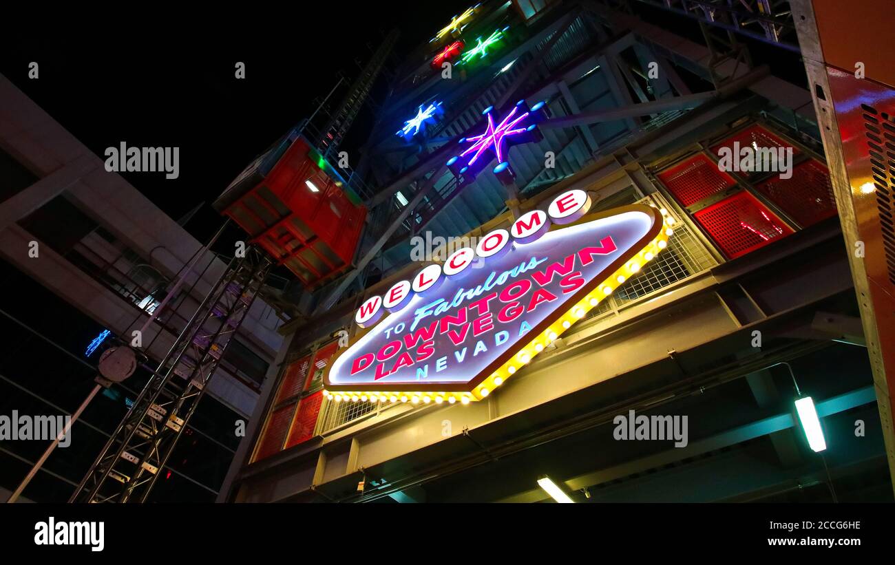 Vista de la experiencia de Fremont Street en las Vegas, luces de neón brillantes. El Fremont Street Experience es un centro comercial peatonal y una atracción en el centro de L Foto de stock