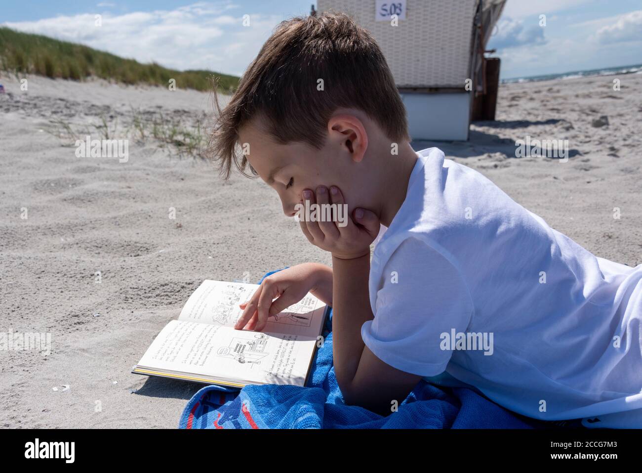 Niño adolescente playa fotografías e imágenes de alta resolución Alamy