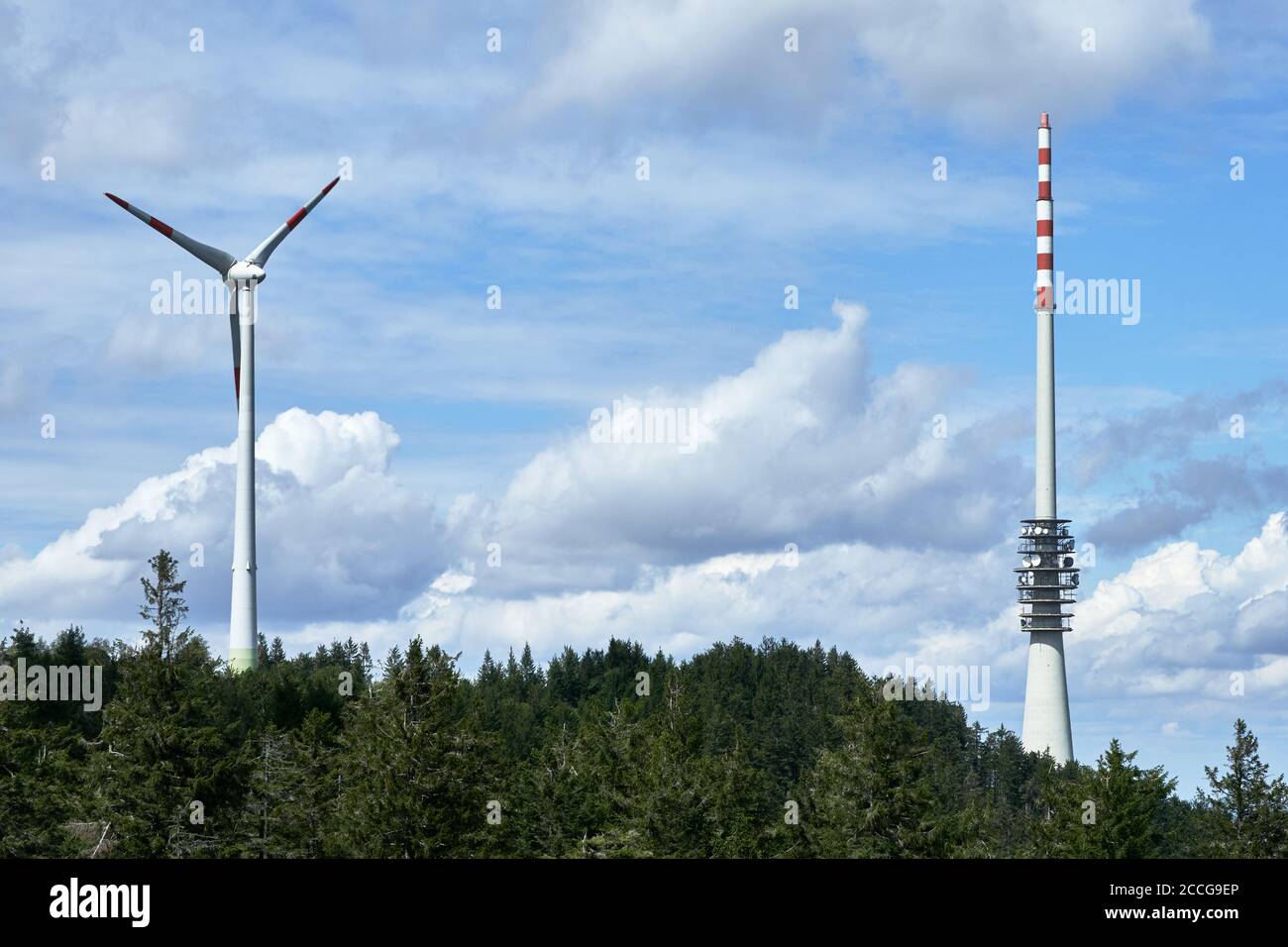 Aerogenerador y torre de comunicaciones en la montaña Hornisgrinde en la Selva Negra, Alemania Foto de stock