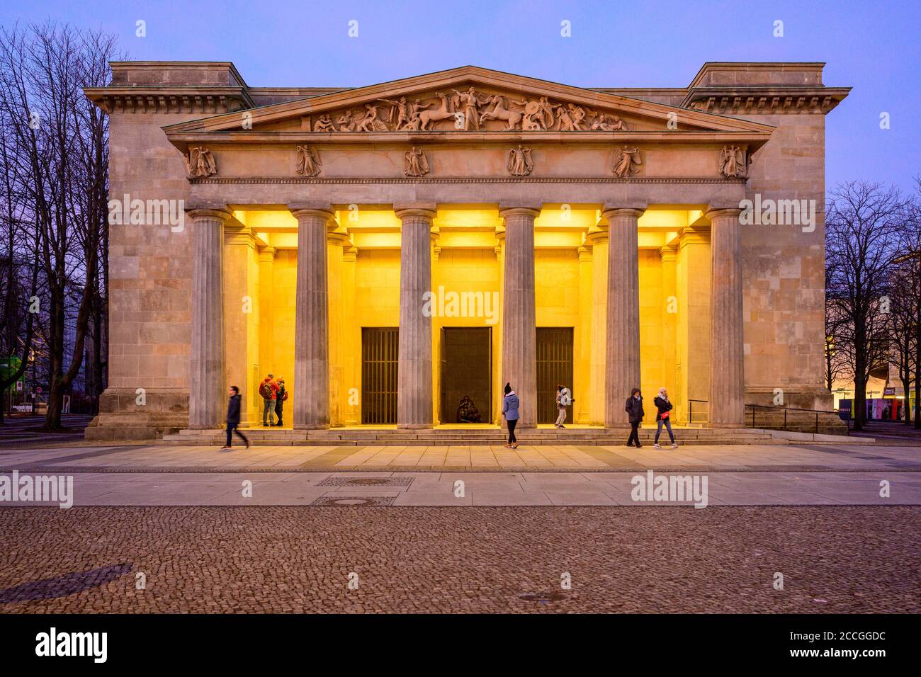 Alemania, Berlín, el Neue Wache de Karl Friedrich Schinkel, en el bulevar Unter den Linden. Foto de stock