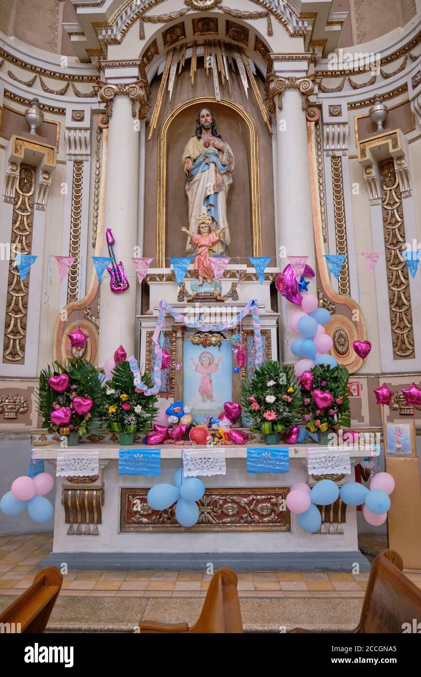 Iglesia alter al bebé Jesús decorado con decoraciones navideñas y globos en  Puebla, México Fotografía de stock - Alamy