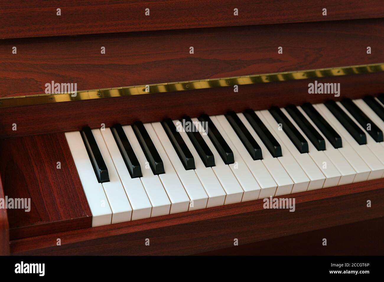 primer plano de teclas de piano, de marfil y ébano teclas en un piano  moderno de palo de rosa Fotografía de stock - Alamy