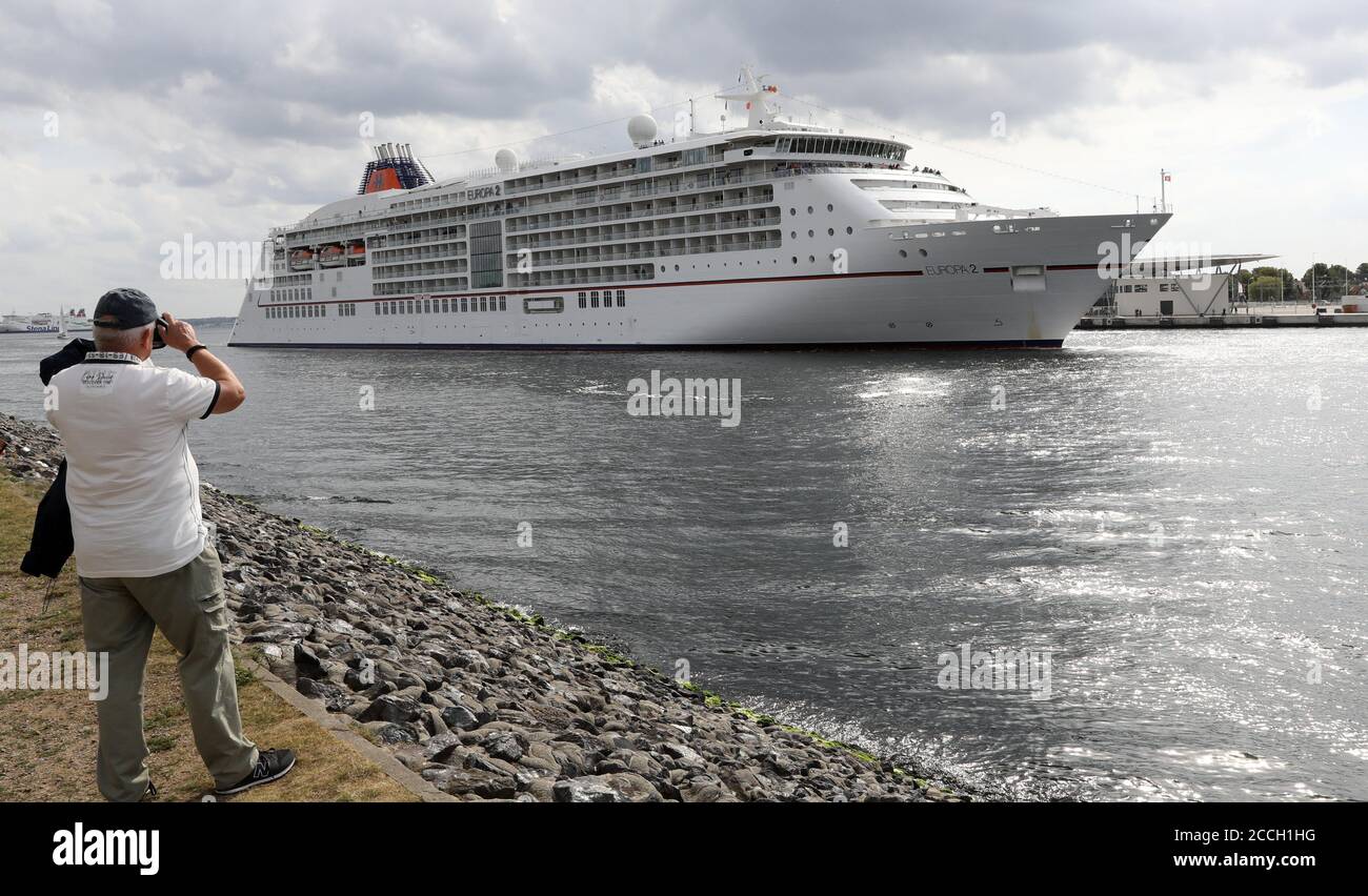 Rostock, Alemania. 22 de agosto de 2020. Después de una corta parada, el  crucero de Hapag-Lloyd MS Europa 2 sale del puerto de Rostock de nuevo sin  atracar, donde ha visitado su