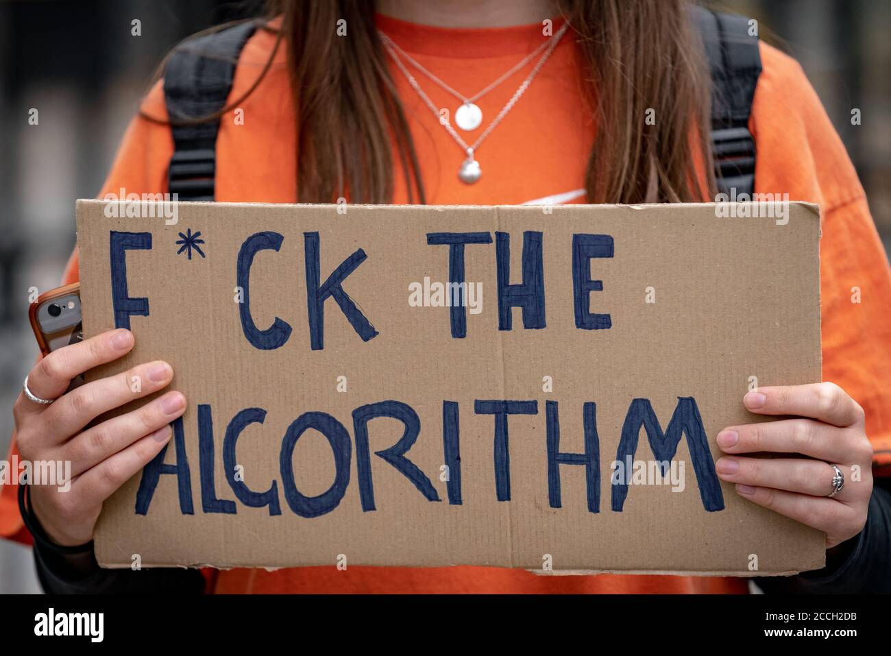 Los alumnos de nivel a protestan frente a Downing Street contra la decisión de degradar sus resultados utilizando un algoritmo informático por el examen Regulador Ofqual Foto de stock