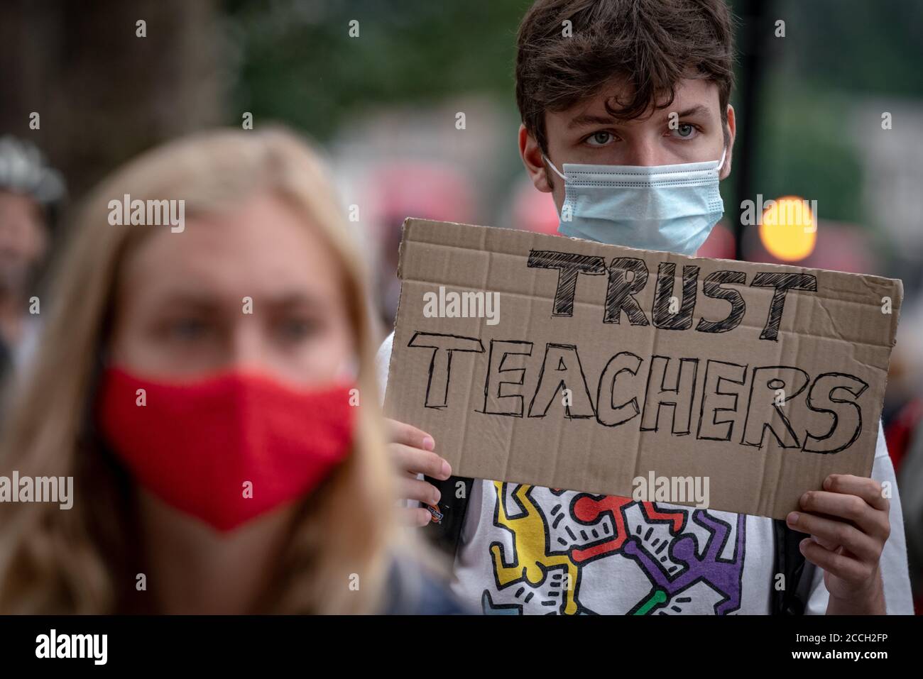 Los alumnos de nivel a protestan frente a Downing Street contra la decisión de degradar sus resultados utilizando un algoritmo informático por el examen Regulador Ofqual Foto de stock