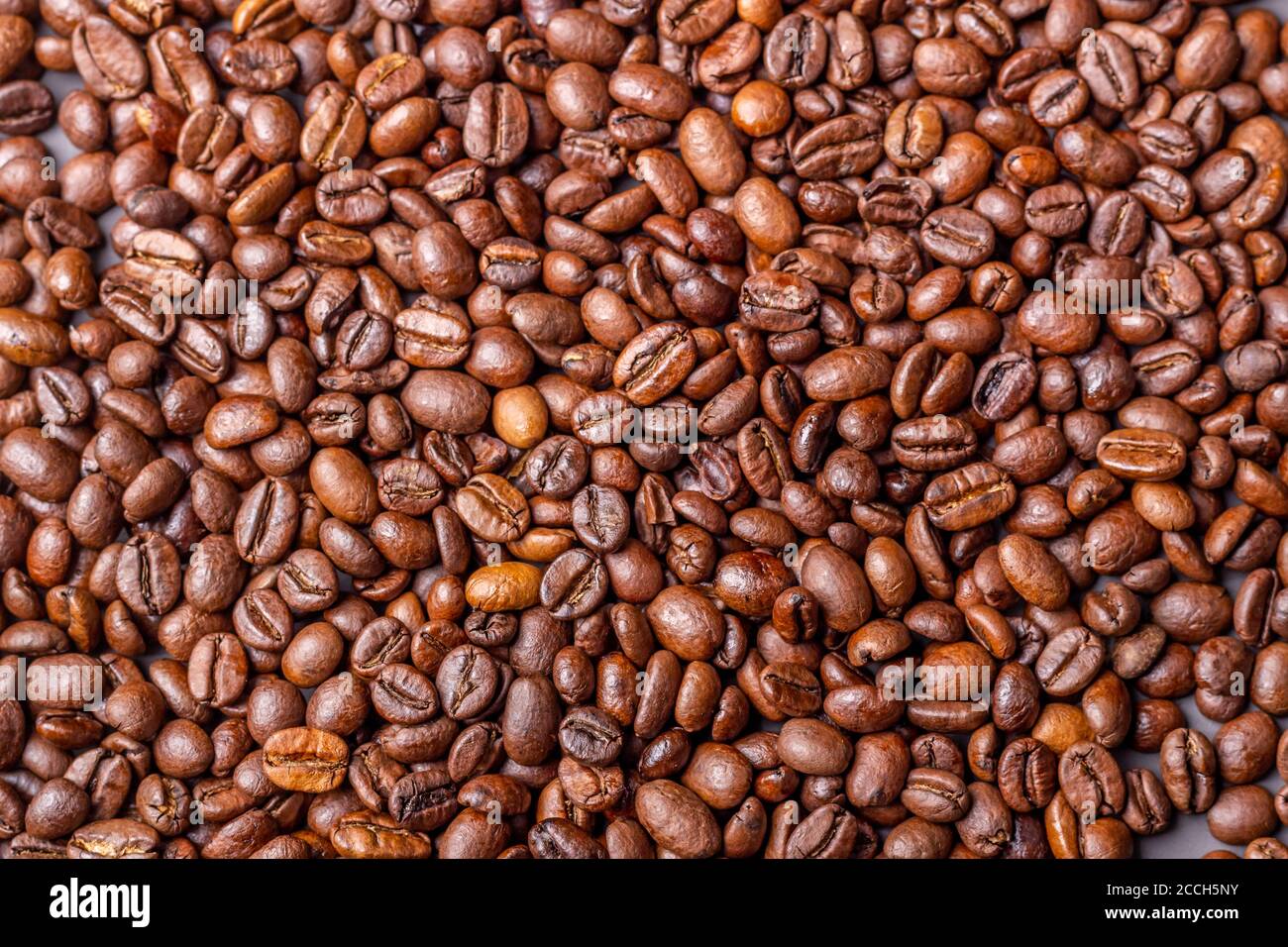 Macro tiro de grano entero orgánico suave medio oscuro asado café Foto de stock