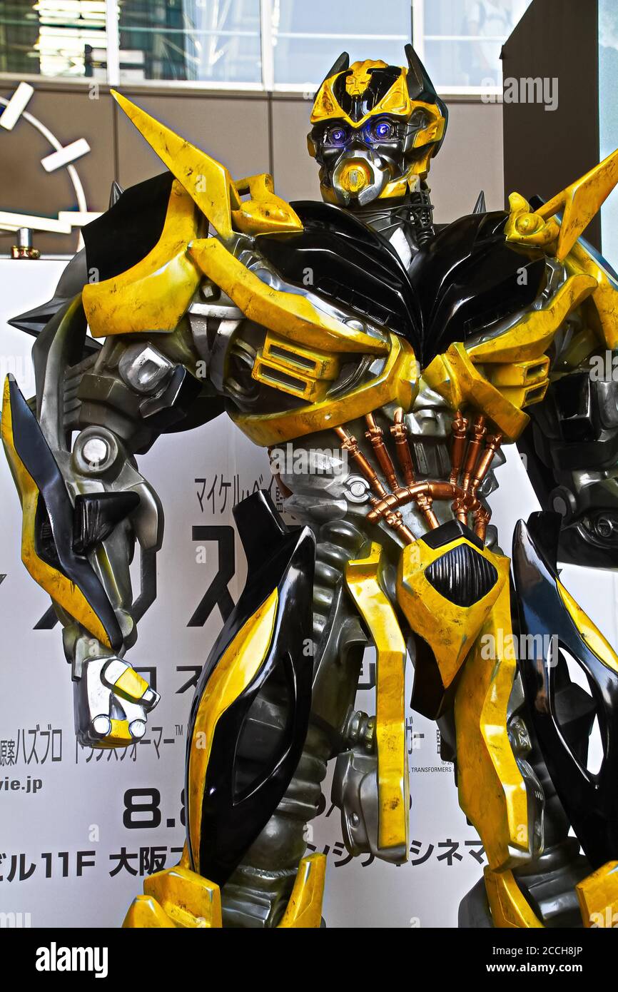 La réplica de la estatua del robot Bumblebee de Transformers Age of  Extinction se exhibió en la estación de Osaka Fotografía de stock - Alamy
