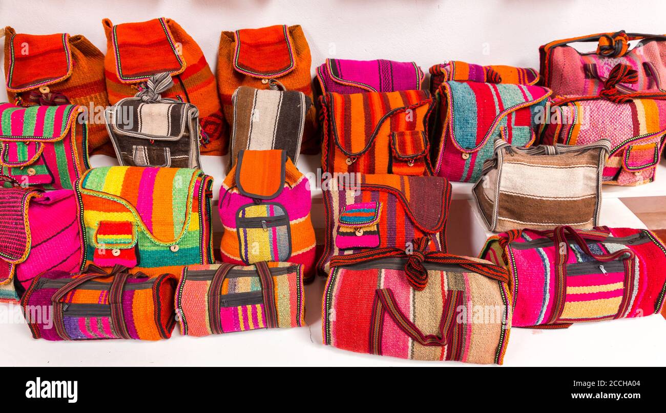 Bolsas de alpaca, mochilas y bolsos hechos a mano en Cusco, Perú Fotografía  de stock - Alamy