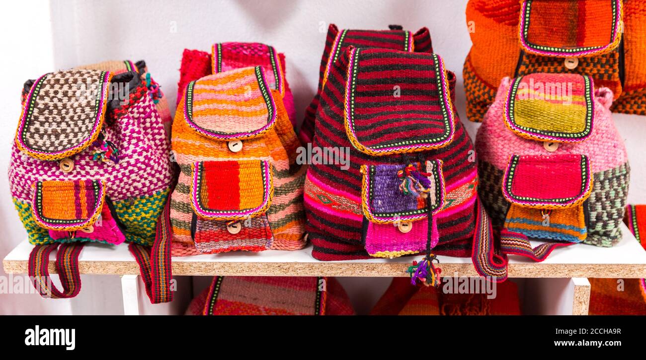 Bolsas de alpaca, mochilas y bolsos hechos a mano en Cusco, Perú Fotografía  de stock - Alamy