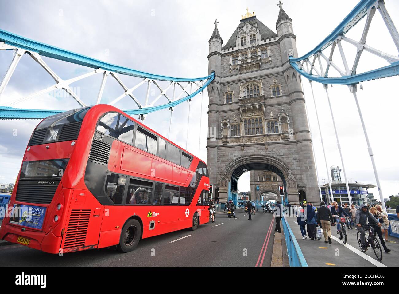 El tráfico y los peatones esperan en el acercamiento al puente de la torre en Londres, después de que el puente se atasque abierto, causando el caos del tráfico. Foto de stock