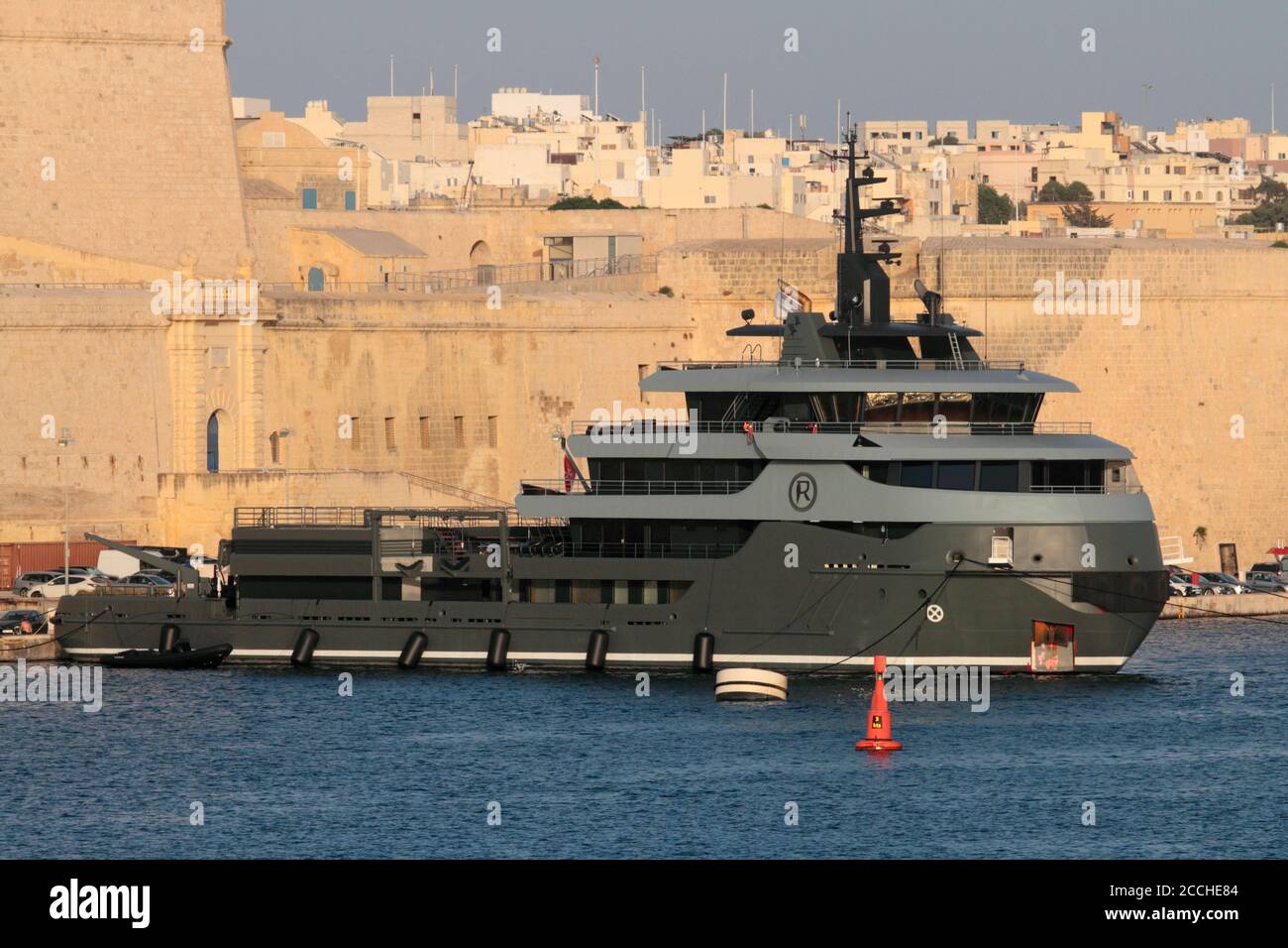 El yate de lujo, el barco de exploración y el barco rompehielos Ragnar en el Gran Puerto de Malta Foto de stock