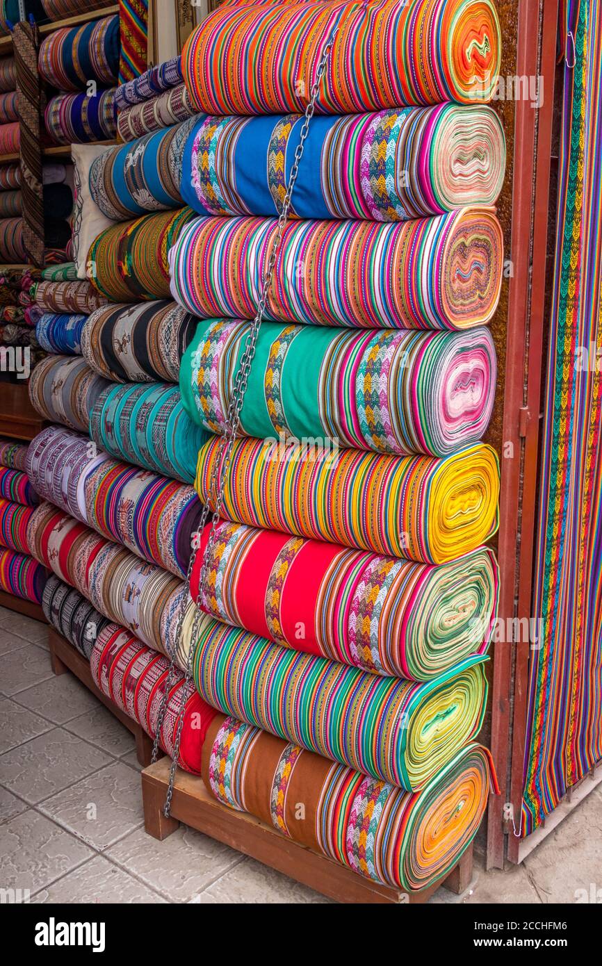 La tradicional y colorida tela artesanal nativa peruana en el mercado en  Cusco, Perú, América del Sur Fotografía de stock - Alamy