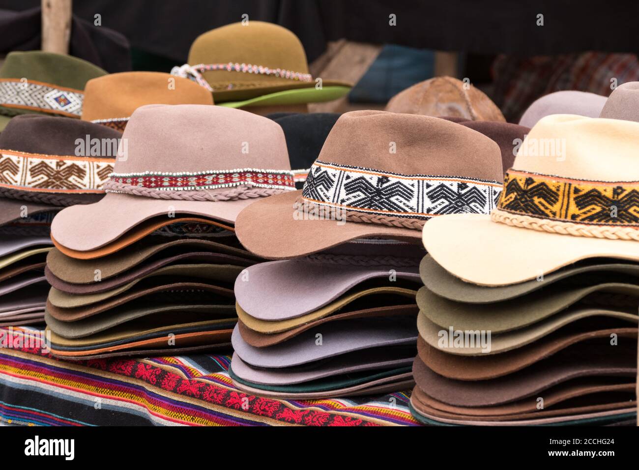 Sombreros peruanos tradicionales en una tienda en Cusco, en Perú Fotografía  de stock - Alamy