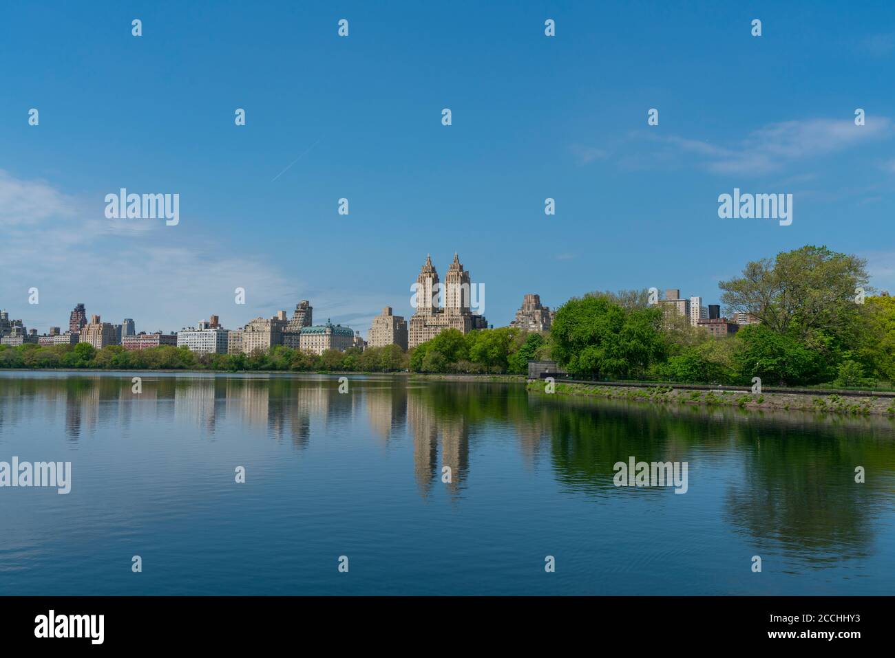 Central Park West Residences se reflejan en el embalse Central Park Foto de stock