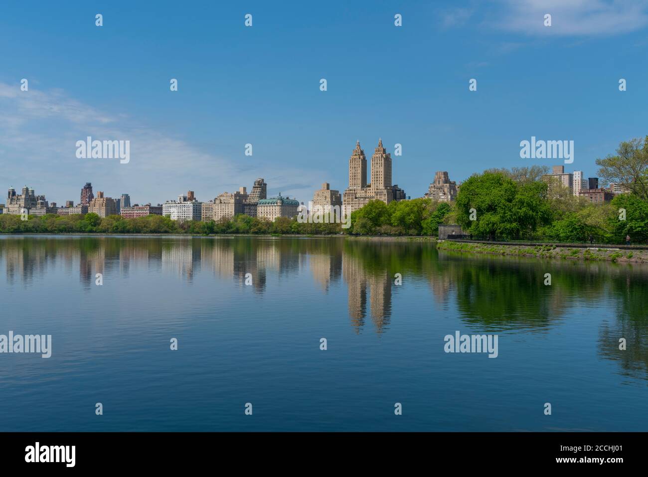 Central Park West Residences se reflejan en el embalse Central Park Foto de stock