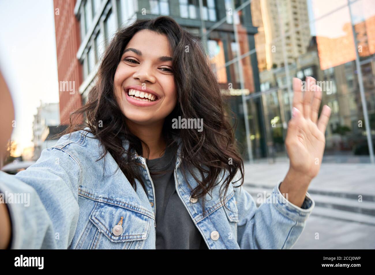 Feliz África chica blogger grabar viajes vlog disparar selfie mirando la cámara. Foto de stock