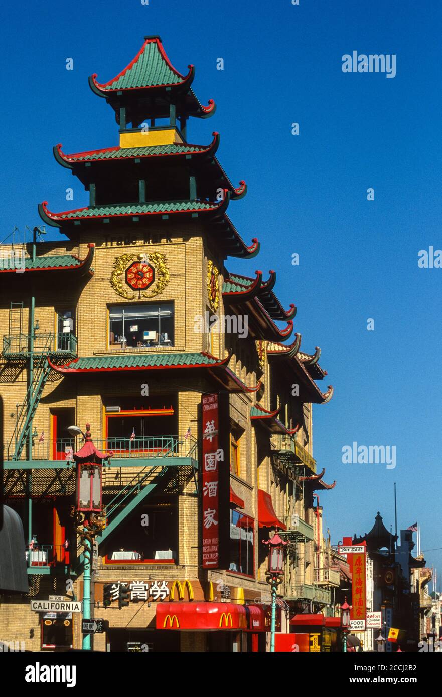 San Francisco, California, Chinatown. Arquitectura China, esquina de Grant Street y California. Foto de stock