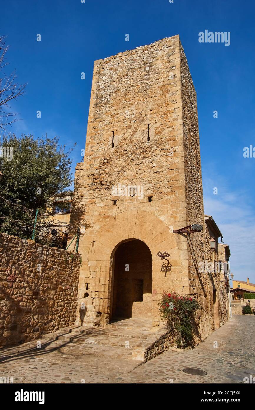 Torre medieval en el antiguo pueblo de Vulpellac en Girona, Cataluña, España Foto de stock