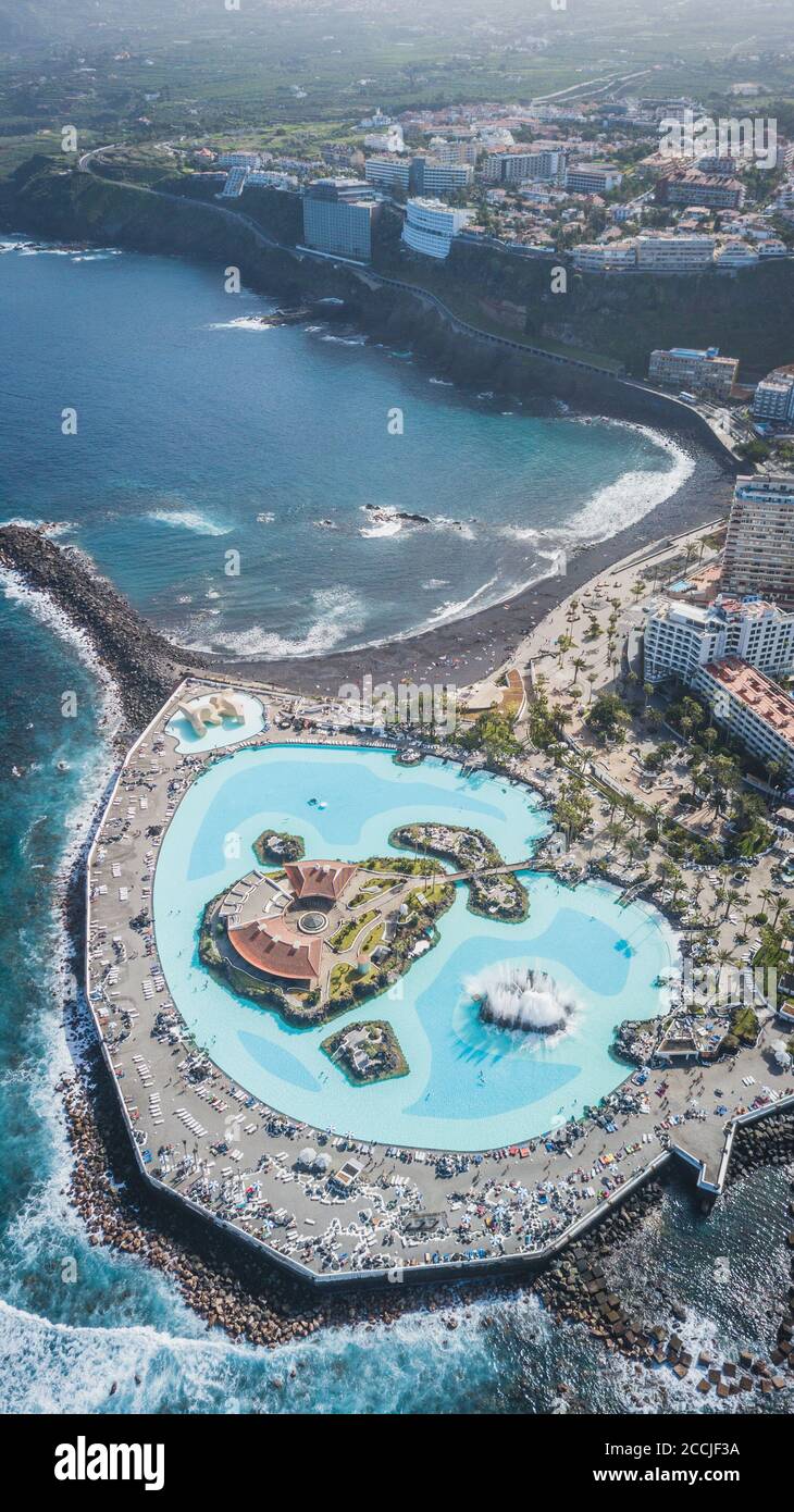Vista aérea de piscinas de agua salada de hermoso diseño Lago Martianez en Puerto de la Cruz, Tenerife, Islas Canarias, España Foto de stock