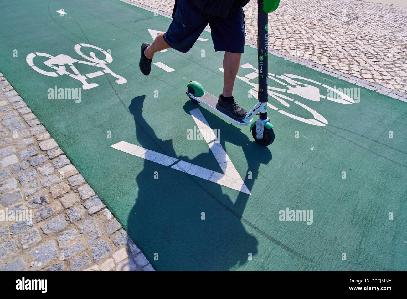 Lisboa, Lissabon, Portugal, 16 de agosto de 2020. Un hombre conduciendo una scooter electrónica en una pista de bicicleta. © Peter Schatz / Alamy Stock Photos Foto de stock