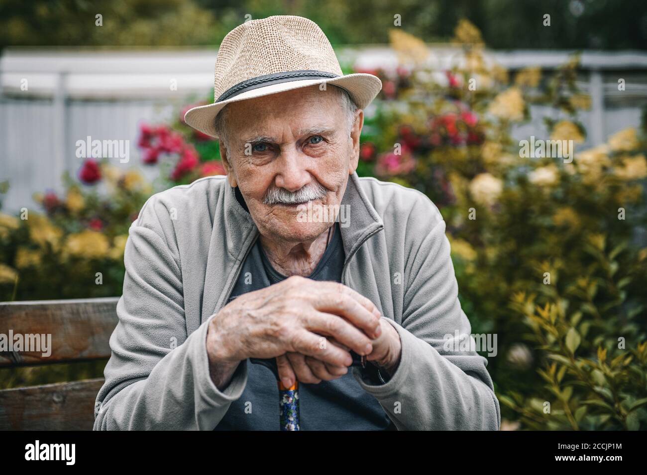 Retrato de un hombre guapo de 87 años de edad sonriente y confiado en un sombrero con bigote. Feliz y activa vejez. Retrato de un hombre en otoño Foto de stock