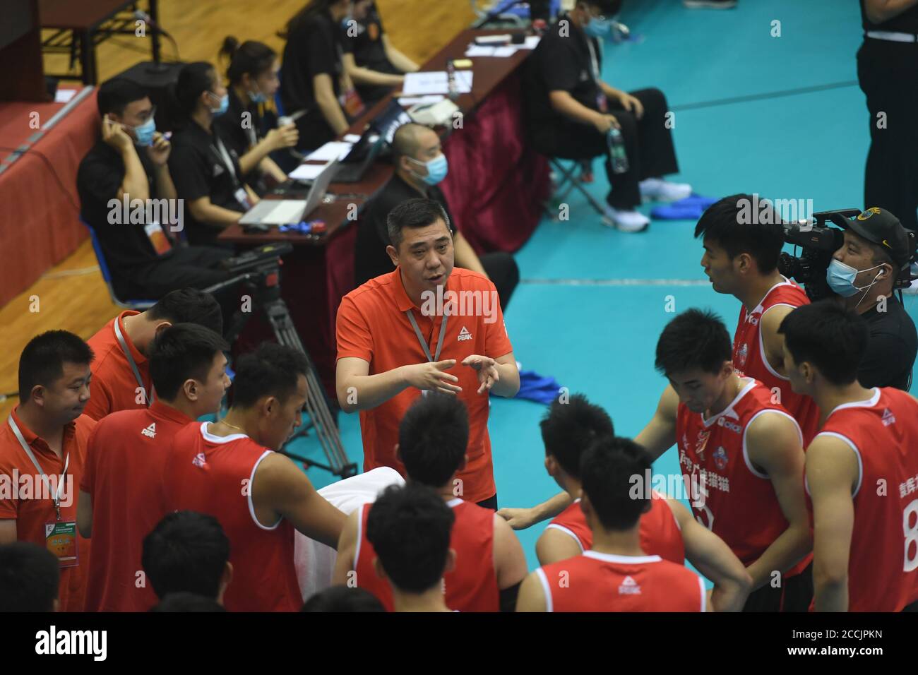 (200823) -- QINHUANGDAO, 23 de agosto de 2020 (Xinhua) -- Lu Weizhong (C, trasero), entrenador principal del equipo de Jiangsu da instrucciones durante el partido del grupo E entre Henan y Jiangsu en la liga de voleibol masculino chino 2019/2020 en Qinhuangdao, provincia Hebei del norte de China, 23 de agosto de 2020. (Xinhua/Zhu Xudong) Foto de stock